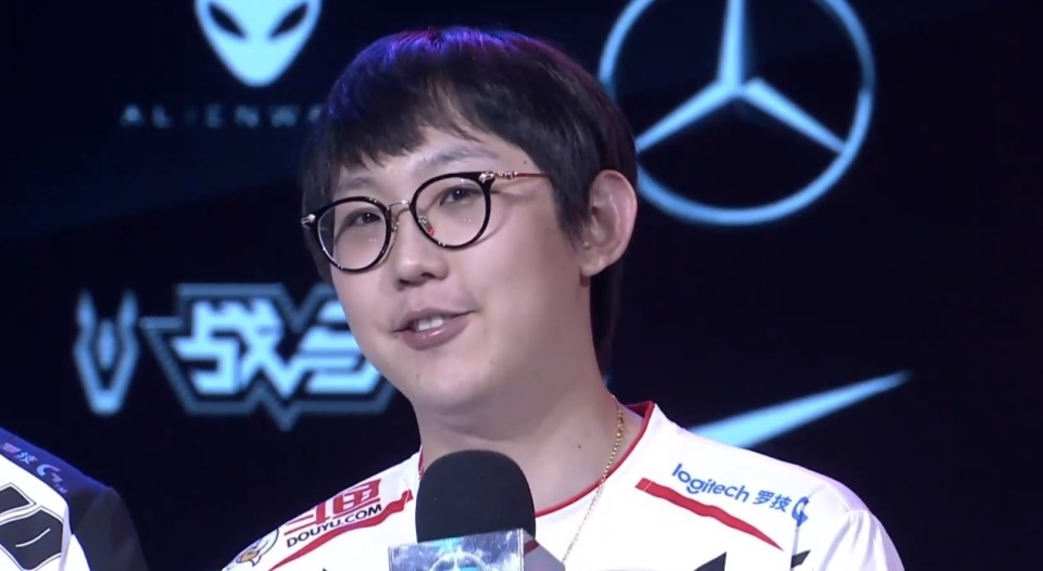 Uzi在TL比赛中险胜,出色发挥引发热议! Uzi在TL比赛中险胜,出色发挥引发热议!