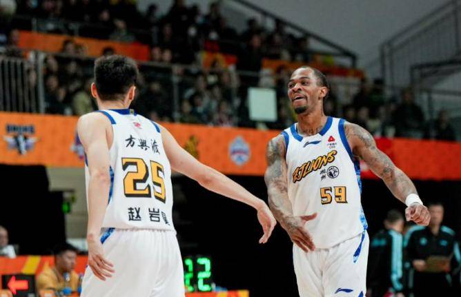 又见绝平！广厦男篮与达拉斯独行侠鏖战至终场，布伦森读秒救主的简单介绍